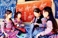 Người dân tộc H’Mông ở xã Pà Cò truyền nghề dệt thổ cẩm cho thế hệ trẻ.