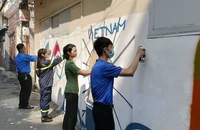 Đoàn viên, thanh niên Công an Thành phố Hồ Chí Minh xóa các nội dung quảng cáo gây mất mỹ quan đô thị.
