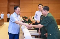 Chủ tịch Quốc hội Vương Đình Huệ với các đại biểu tại buổi gặp mặt.