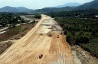 Thi công trên tuyến Cao tốc Bắc-Nam đoạn Vân Phong-Nha Trang. (Ảnh: Huy Hùng/TTXVN)