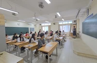 Thí sinh tại điểm thi Trường THCS Phan Chu Trinh, Hà Nội chiều 26/6 (Ảnh: TRUNG HIẾU)