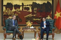 Thủ tướng Phạm Minh Chính tiếp Đại sứ Pháp tại Việt Nam Olivier Brochet (Ảnh: TRẦN HẢI)