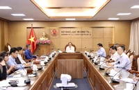 Họp Tổ biên tập và các tiểu ban xây dựng Đề án từng bước đưa tiếng Anh thành ngôn ngữ thứ 2 trong trường học giai đoạn 2025 - 2035, tầm nhìn đến năm 2045 (Ảnh: Bộ Giáo dục và Đào tạo)