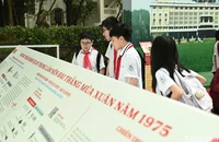 Học sinh Trường THCS Giảng Võ (quận Ba Đình, Hà Nội) tham quan triển lãm tại Báo Nhân Dân sáng 28/4.
