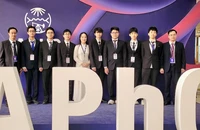 Từ trái qua phải ảnh: PGS,TS Đặng Đức Vượng - Phó Trưởng đoàn; Trần Lê Thiện Nhân, Lý Bá Khôi, Trần Trung Hiếu, Nguyễn Ngọc Phương Anh, Nguyễn Công Vinh, Trương Đức Dũng, Phan Quang Triết, Nguyễn Thế Quân; GS,TS Lục Huy Hoàng- Trưởng đoàn.
