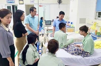Đoàn công tác Bộ Giáo dục và Đào tạo đến thăm hỏi và động viên học sinh gặp nạn