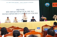Lãnh đạo Cục thuế tỉnh và Chi cục Hải quan đối thoại với người nộp thuế.