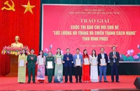 Lãnh đạo Tỉnh ủy Vĩnh Phúc và Quân khu 2 trao giải A cho các tác giả.