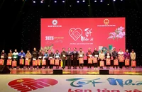 Phó Thủ tướng Chính phủ, Bộ trưởng Ngoại giao Bùi Thanh Sơn và Bí thư Tỉnh ủy Vĩnh Phúc Đặng Xuân Phong tặng quà cho người nghèo và công nhân có hoàn cảnh khó khăn.