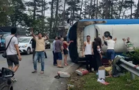 Người dân hỗ trợ cứu người bị nạn.