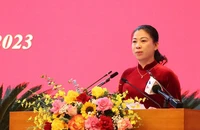 Đồng chí Lê Thị Kim Dung, Phó Bí thư Thường trực Tỉnh ủy, Chủ tịch Hội đồng nhân dân tỉnh Tuyên Quang phát biểu tại kỳ họp.