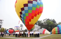 Lãnh đạo tỉnh Tuyên Quang chụp ảnh lưu niệm tại lễ hội.