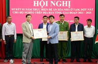 Đồng chí Nguyễn Hưng Vượng, Chủ tịch Ủy ban Mặt trận Tổ quốc Việt Nam tỉnh Tuyên Quang trao Bằng khen cho Văn phòng đại diện Báo Nhân Dân tại Tuyên Quang.