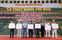 Lãnh đạo tỉnh Tuyên Quang tặng quà cho đại diện các đơn vị thi công.