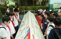 Các em học sinh Trường trung học cơ sở Giảng Võ tham quan và trải nghiệm triển lãm.
