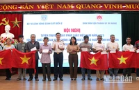 Tặng quà và cờ cho các ngư dân.