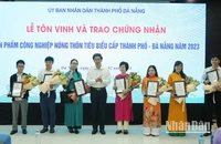 Sở Công thương thành phố Đà Nẵng trao chứng nhận cho các sản phẩm.