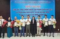 Trao chứng nhận OCOP cho các chủ thể.