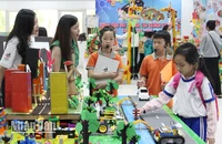 Các em học sinh thuyết trình về gian hàng triển lãm của trường