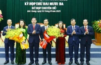 Bí thư Tỉnh ủy Bắc Giang Nguyễn Văn Gấu (thứ 3, trái sang) chúc mừng tân Chủ tịch UBND tỉnh Nguyễn Việt Oanh (thứ 4, trái sang) và tân Chủ tịch HĐND tỉnh Nguyễn Thị Hương (thứ 2, trái sang).