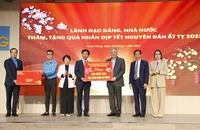 Phó Thủ tướng Nguyễn Hòa Bình tặng 200 suất quà Tết đến người lao động huyện Lạng Giang.