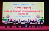 Trao tặng Bằng khen cho người có uy tín tiêu biểu tỉnh Lào Cai giai đoạn 2021-2023.