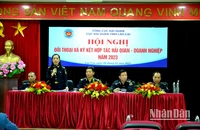 Cục Hải quan Lào Cai đối thoại với doanh nghiệp để tháo gỡ vướng mắc, khó khăn trong xuất, nhập khẩu hàng hóa với Trung Quốc. (Ảnh: QUỐC HỒNG)