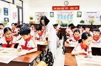 Cô và trò Trường tiểu học Suối Hoa, thành phố Bắc Ninh khám phá, trải nghiệm phụ trương đặc biệt của Báo Nhân Dân chào mừng Kỷ niệm 50 năm Ngày Giải phóng miền nam, thống nhất đất nước.