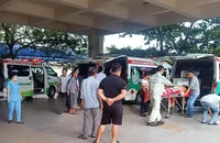 Cấp cứu công nhân bị thương do cháy nổ.(Ảnh: CTV)