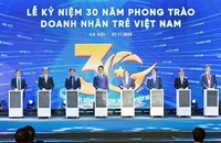 Thủ tướng Phạm Minh Chính (thứ 5 từ phải qua) cùng đại diện Hội Doanh nhân trẻ Việt Nam và các đơn vị liên quan tại Lễ kỷ niệm 30 năm phong trào Doanh nhân trẻ Việt Nam.
