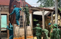 Lực lượng tại chỗ đã được huy động giúp dân khắc phục hậu quả đợt dông lốc. (Ảnh: UBND huyện A Lưới cung cấp)