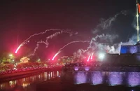 Hỏa pháo bay lệch quỹ đạo rơi vào đám đông.