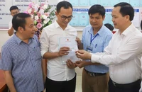 Cha của bé gái mới sinh tại Hà Nam - trẻ em dưới 6 tuổi đầu tiên trên cả nước được cấp đồng thời giấy khai sinh, thẻ bảo hiểm y tế, đăng ký thường trú qua dịch vụ công liên thông - nhận hồ sơ cho con, ngày 21/11/2022. (Ảnh: nhandan.vn)