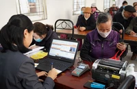 Chi trả lương hưu và trợ cấp bảo hiểm xã hội hằng tháng cho người dân tại phường Xuân Đỉnh, Hà Nội. (Ảnh: Vietnam Post)
