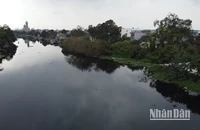Nước sông Kim Sơn đoạn qua huyện Bình Giang, Hải Hương bị ô nhiễm nhiều năm nay. (Ảnh: Vũ Sinh)
