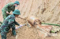 Công binh tỉnh Yên Bái tiếp cận xử lý bom tại xã Vũ Linh, huyện Yên Bình, Yên Bái, ngày 22/5/2022. (Ảnh: THANH SƠN)