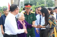 Lãnh đạo huyện Bù Đăng, tỉnh Bình Phước thăm, tặng quà cho Mẹ Việt Nam Anh hùng Trần Thị Bảy nhân dịp kỷ niệm 75 năm Ngày Thương binh-Liệt sĩ. (Ảnh: Nhất Sơn)