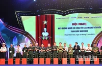 Tặng quà người có công tại Hội nghị biểu dương người có công với cách mạng tiêu biểu toàn quốc năm 2023, Thừa Thiên Huế, ngày 22/7/2023. (Ảnh: ĐĂNG KHOA)