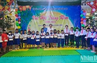 Lãnh đạo Tỉnh ủy Vĩnh Long trao học bổng cho các em học sinh người dân tộc Khmer vượt khó học giỏi dịp Trung thu 2023. (Ảnh: BÁ DŨNG)