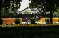 Một người đàn ông đi xe đạp đi ngang qua Cao ủy Canada ở New Delhi, Ấn Độ, ngày 20/9/2023. (Ảnh: Reuters)