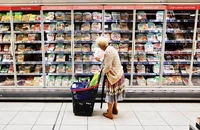 Người dân mua sắm tại một siêu thị ở thành phố Nice của Pháp. (Ảnh Reuters)