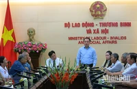 Phó Cục trưởng Cục Người có công Nguyễn Xuân Long phát biểu tại buổi tiếp Đoàn đại biểu người có công với cách mạng tiêu biểu tỉnh Sóc Trăng. (Ảnh: Ngân Anh)
