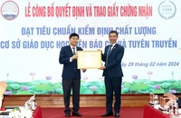 Trao Giấy chứng nhận đạt tiêu chuẩn chất lượng cơ sở giáo dục cho Học viện Báo chí và Tuyên truyền. Ảnh: AJC