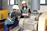 Kỹ sư vận hành Nhà máy xử lý nước thải tập trung , Khu Công nghiệp Nam Cầu Kiền, Hải Phòng. ( Ảnh: KHÁNH AN)