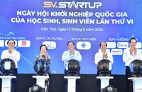 Thủ tướng Phạm Minh Chính và các đồng chí lãnh đạo thực hiện nghi thức khai mạc SV-Startup.