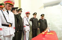 Đoàn công tác Công an tỉnh Hà Tĩnh viếng đồng chí Đại úy Trần Trung Hiếu, cán bộ Công an xã Xuân Hồng, huyện Nghi Xuân hy sinh trong khi làm nhiệm vụ vào tháng 11/20223. Đại úy Trần Trung Hiếu cũng là liệt sĩ được cấp Bằng Tổ quốc ghi công ngày 14/6/2024. (Ảnh: Công an Hà Tĩnh)