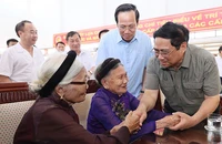 Thủ tướng Chính phủ Phạm Minh Chính thăm, tặng quà Bà mẹ Việt Nam Anh hùng tại Trung tâm Điều dưỡng Người có công Ninh Bình năm 2023.