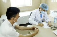 Tư vấn cho người bệnh tại Bệnh viện K. (Ảnh: nhandan.vn)