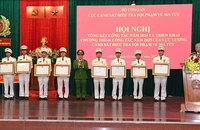 Thừa ủy quyền của Chủ tịch nước, Thứ trưởng Công an Nguyễn Văn Long trao Huân chương Chiến công tặng các các nhân, vì đã có thành tích xuất sắc trong phòng, chống tội phạm ma túy. (Ảnh: HUY HÀ)