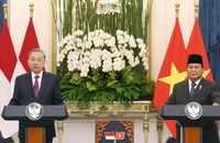 Tổng Bí thư Tô Lâm và Tổng thống Indonesia Prabowo Subianto phát biểu trước báo chí, tuyên bố nâng cấp quan hệ Việt Nam-Indonesia lên Đối tác chiến lược toàn diện. Ảnh: TTXVN